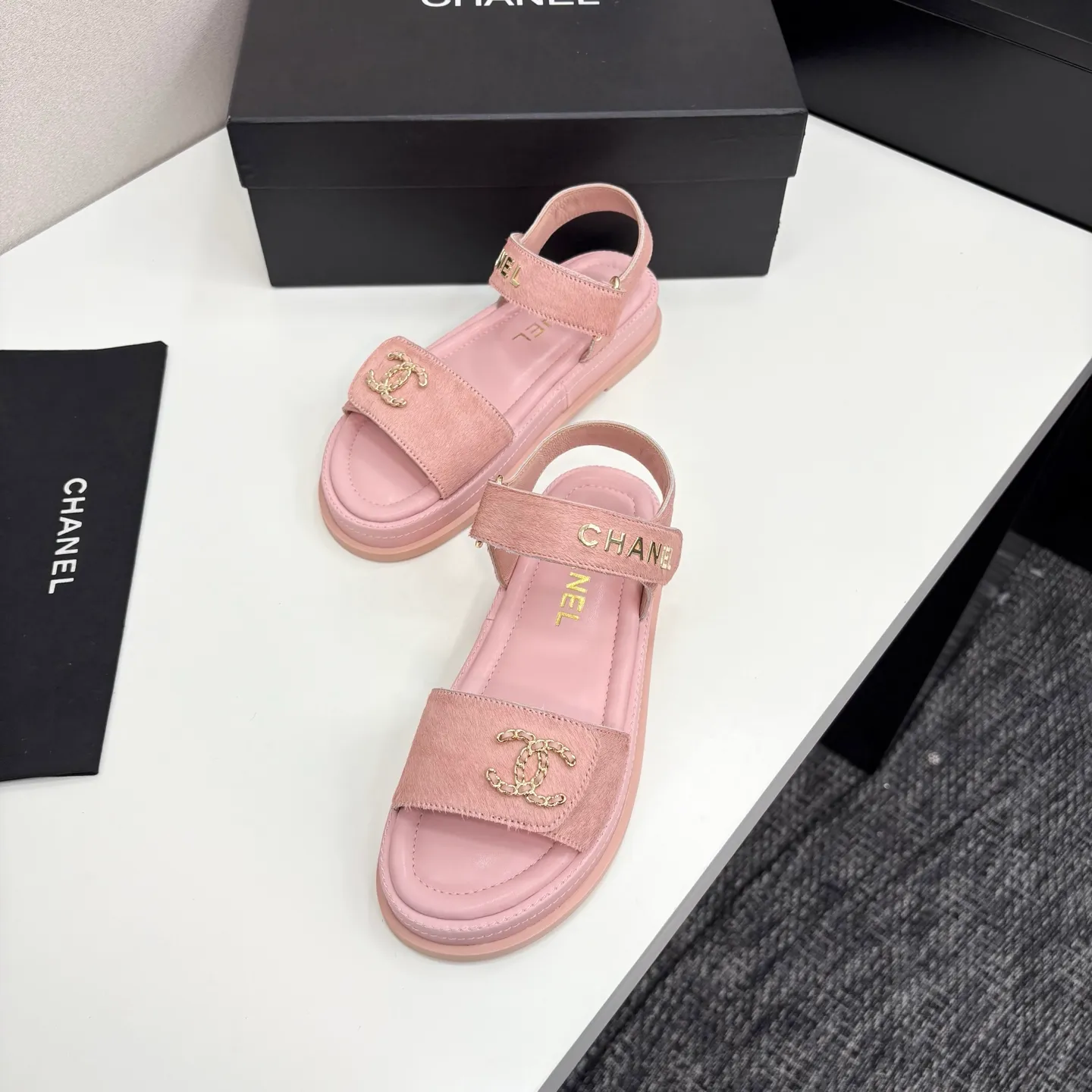 👟👟Ex-factory price 560👟👟Chanel Chanel's new early autumn thick-soled sandals are popular on catwalks on major social platforms. One of the most popular sandals at the moment. Soft and comfortable on the feet. Horsehair upper imported from Italy. Sheepskin feet. Original molded outsole Size: 35-40 (41 customized)
